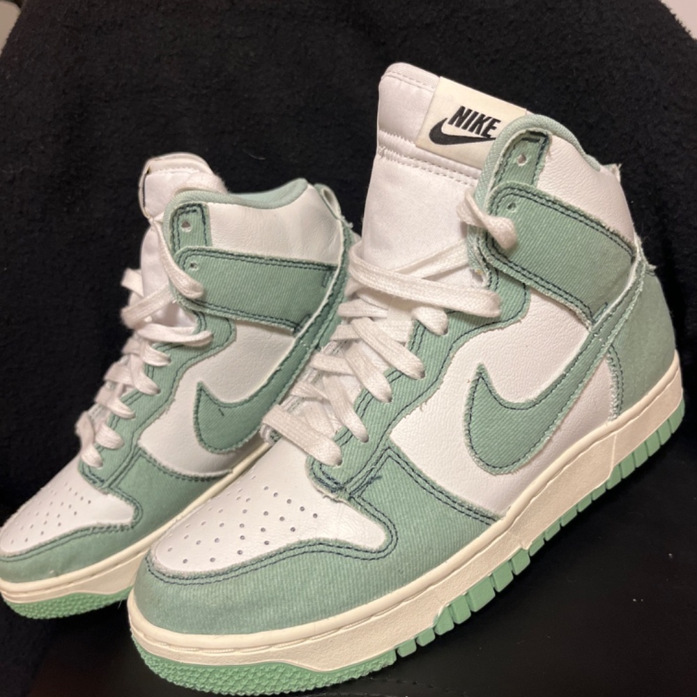 Brand new NIKE size 7 - Picture 3 of 6
